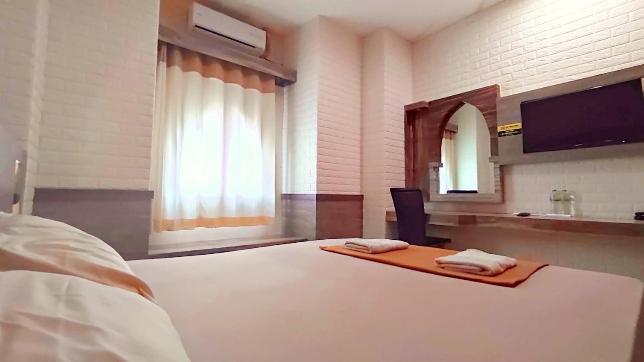 Hotel Syariah Larismanis Semarang Bagian luar foto